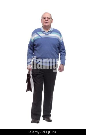 in full growth. uomo anziano serio con la valigetta che si fa avanti. Foto Stock