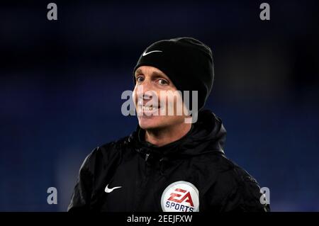File photo datato 10-02-2021 dell'arbitro Mike Dean. Data di emissione: Martedì 16 febbraio 2021. Foto Stock