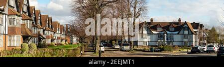 Londra- Case residenziali Grand simulk tudor nella zona di Queens Drive Di Londra Ovest Foto Stock