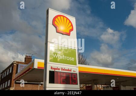 London- Logo della stazione di servizio Shell con minimarket Little Waitrose Foto Stock