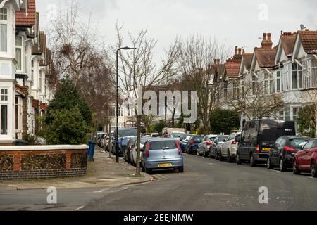 Londra- Via di case a schiera in Ealing zona comune di Londra ovest Foto Stock