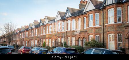 Londra- strada residenziale di case a schiera a Northfields, Ealing West London Foto Stock