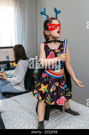 Bambina in costume da nonna. La vera famiglia si diverte mentre usi i  costumi della storia del cappellino rosso di Halloween Foto stock - Alamy