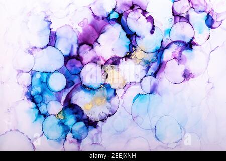 Bella arte astratta sfondo creato con inchiostri alcolici. Vivaci sfumature di rosa, viola e blu con oro Foto Stock