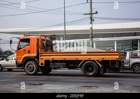 Chiangmai, Thailandia - Gennaio 29 2021: Camion dell'autorità provinciale dell'eletricità della Thailandia. Foto sulla strada n. 1001 a circa 8 km dal centro di Chiangmai, Foto Stock