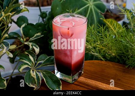 Frullato di velluto rosso. Il mix di torte in velluto rosso trasforma la ricetta tradizionale del frullato in un sogno per gli amanti del velluto rosso. Questo indulgente e brillante Foto Stock