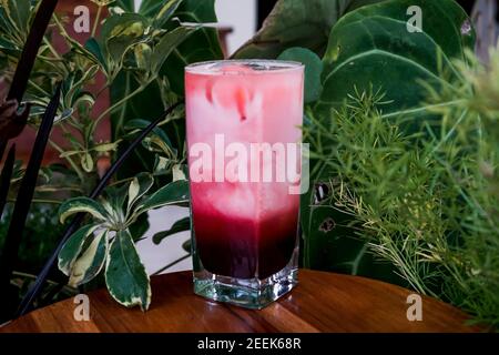 Frullato di velluto rosso. Il mix di torte in velluto rosso trasforma la ricetta tradizionale del frullato in un sogno per gli amanti del velluto rosso. Questo indulgente e brillante Foto Stock