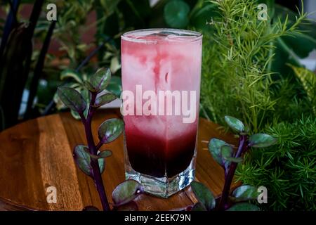 Frullato di velluto rosso. Il mix di torte in velluto rosso trasforma la ricetta tradizionale del frullato in un sogno per gli amanti del velluto rosso. Questo indulgente e brillante Foto Stock