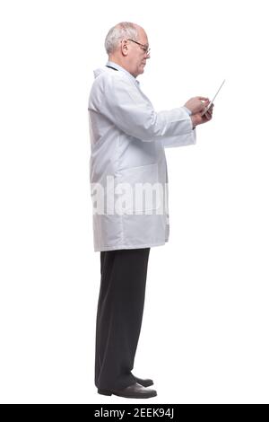 vista laterale. il terapista sta guardando lo schermo di un tablet digitale Foto Stock