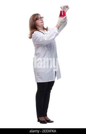 in piena crescita. medico femminile che guarda il liquido in un pallone da laboratorio Foto Stock