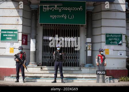 Yangon, Myanmar. 16 Feb 2021. Durante la manifestazione, migliaia di persone scesero per le strade di Yangon l'11° giorno della protesta contro un colpo di stato militare e chiesero il rilascio di Aung San Suu Kyi. L'esercito del Myanmar ha arrestato il consigliere di Stato del Myanmar Aung San Suu Kyi il 01 febbraio 2021 e ha dichiarato uno stato di emergenza mentre coglie il potere nel paese per un anno dopo aver perso l'elezione contro la Lega nazionale per la democrazia (NLD). Credit: SOPA Images Limited/Alamy Live News Foto Stock