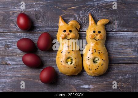 Polpettine con cipolle verdi e uova, in forma di coniglio su un tavolo di legno. Deliziosa colazione fatta in casa per bambini Foto Stock