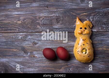 Polpettine con cipolle verdi e uova in forma di coniglio su un tavolo di legno, spazio libero. Deliziosa colazione fatta in casa per bambini Foto Stock