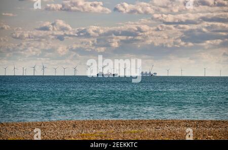 Il parco eolico offshore di Rampion visto da Shoreham Beach, West Sussex UK Foto Stock