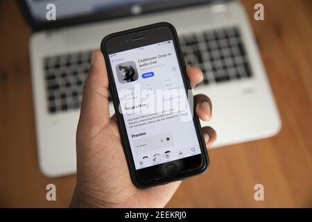 Smartphone con app Clubhouse. Si tratta di un esclusivo social network solo su invito, basato sulla "chat audio drop-in", in cui gli utenti possono ascoltare conversa Foto Stock