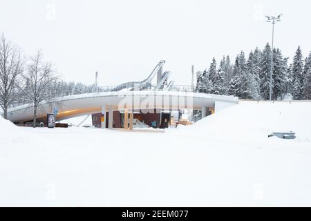 Lahti, Finlandia, 14 febbraio 2021 Sci, trampolino di lancio dello stadio sportivo. Vista invernale. Foto di alta qualità Foto Stock