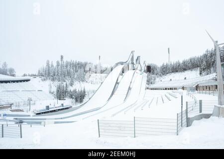 Lahti, Finlandia, 14 febbraio 2021 Sci, trampolino di lancio dello stadio sportivo. Vista invernale. Foto di alta qualità Foto Stock