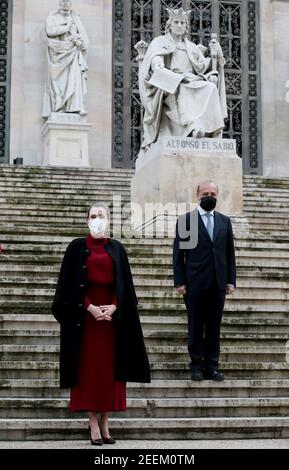 Madrid, Spagna; 16/02/2021.- Regina di Spagna Letizia va a visitare la mostra Concepción Arenal. "La passione umanista 1820-1893" alla Biblioteca Nazionale di Spagna a Madrid. Lascia il cappotto poggiato sulle spalle, invece di portare le braccia all'interno delle maniche. Cappotto in stile capo con bottoni arrotondati e un abito midi in borgogna. Lo scorso ottobre, Máxima de Holanda ha già fatto affidamento su questo modello con il suo collo alto, la vita e le maniche leggermente soffici per definire la sua immagine. È un disegno spagnolo di massimo Dutti (169 euro); da una collezione di pezzi in edizione limitata e scarpe effetto sbiadito bicolore Foto Stock