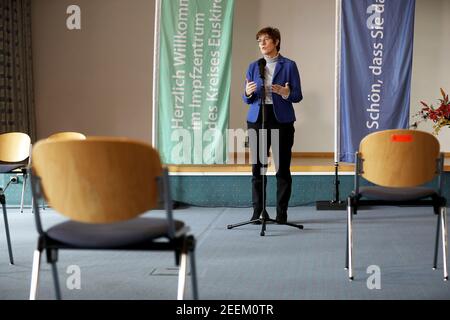 Nettersheim, Germania. 16 Feb 2021. Annegert Kramp-Karrenbauer (CDU), Ministro federale della difesa, parla ai giornalisti dopo la sua visita alle Kommunales Impfzentrum Euskirchen. Credit: Liver Berg/dpa/Alamy Live News Foto Stock