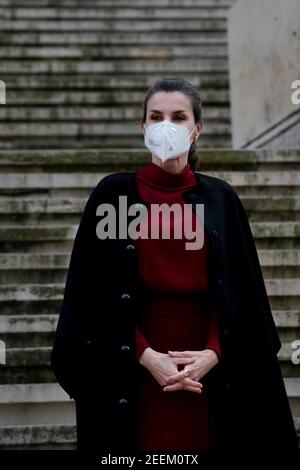 Madrid, Spagna; 16/02/2021.- Regina di Spagna Letizia va a visitare la mostra Concepción Arenal. "La passione umanista 1820-1893" alla Biblioteca Nazionale di Spagna a Madrid. Lascia il cappotto poggiato sulle spalle, invece di portare le braccia all'interno delle maniche. Cappotto in stile capo con bottoni arrotondati e un abito midi in borgogna. Lo scorso ottobre, Máxima de Holanda ha già fatto affidamento su questo modello con il suo collo alto, la vita e le maniche leggermente soffici per definire la sua immagine. È un disegno spagnolo di massimo Dutti (169 euro); da una collezione di pezzi in edizione limitata e scarpe effetto sbiadito bicolore Foto Stock