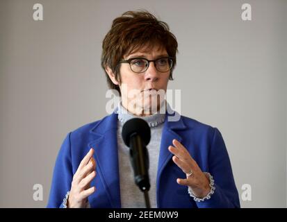 Nettersheim, Germania. 16 Feb 2021. Annegert Kramp-Karrenbauer (CDU), Ministro federale della difesa, parla ai giornalisti dopo la sua visita alle Kommunales Impfzentrum Euskirchen. Credit: Liver Berg/dpa/Alamy Live News Foto Stock