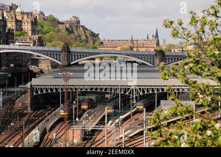 L'estremità est della stazione di Edinburgh Waverley, vista da sopra il tunnel di Calton, e guardando verso North Bridge e il castello. 17th maggio 2009. Foto Stock