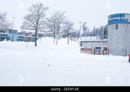 Lahti, Finlandia, 14 febbraio 2021 Sci, trampolino di lancio dello stadio sportivo. Vista invernale. Foto di alta qualità Foto Stock