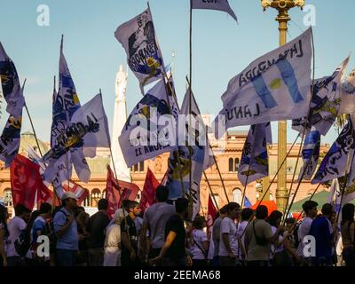 BUENOS AIRES, ARGENTINA - 16 febbraio 2018: La gente dimostra con cartelli e bandiere di fronte al palazzo presidenziale Casa Rosada sulla Plaza de May Foto Stock