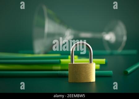 Pachlock e cannucce di plastica per bevande su sfondo verde. Eliminazione del concetto di cannucce per bevande in plastica Foto Stock