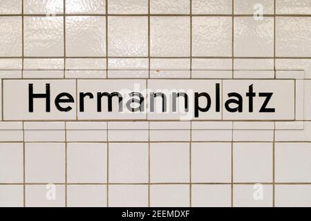Stazione della U-Bahn Hermannplatz, Schriftzug HERMANNPLATZ, Bahnsteig, BVG, oeffentlicher Nahverkehr, Berlino Foto Stock