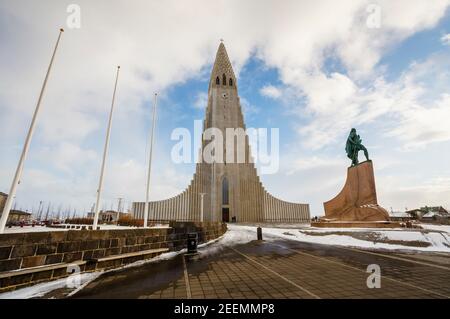 Statua dell'esploratore Leif Erikson fuori Hallgrímskirkja (chiesa di Hallgrmur), una chiesa parrocchiale luterana (chiesa d'Islanda) a Reykjavík, Islanda Foto Stock