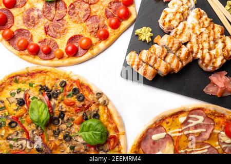 Pizza e sushi roll per menu isolati su bianco. Set combinato di panini e pizza con foglie di basilico, funghi, pomodoro, formaggio, olive, pepe, pepperoni. Foto Stock