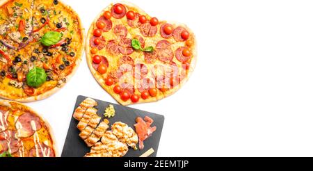 Pizza e sushi roll per menu isolati su bianco. Set combinato di panini e pizza con foglie di basilico, funghi, pomodoro, formaggio, olive, pepe, pepperoni. Foto Stock