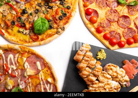 Pizza e sushi roll per menu isolati su bianco. Set combinato di panini e pizza con foglie di basilico, funghi, pomodoro, formaggio, olive, pepe, pepperoni. Foto Stock