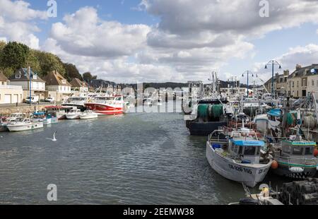 Barche da pesca e pescherecci da traino ormeggiati fianco a fianco lungo entrambi i lati della banchina a Port-en-Bessin, in Normandia, pronti a mare nella Manica Foto Stock