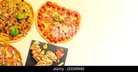 Pizza e sushi roll per menu isolati su bianco. Set combinato di panini e pizza con foglie di basilico, funghi, pomodoro, formaggio, olive, pepe, pepperoni. Foto Stock