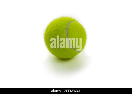 su uno sfondo bianco si trova una pallina da tennis gialla isolata Foto Stock