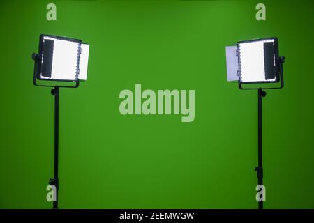 Studio televisivo a schermo verde con due luci di riempimento. Le luci sono accese nello studio cromatico Foto Stock