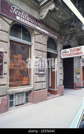 Wien, Gonzagagasse, alte Textilgeschäfte Foto Stock