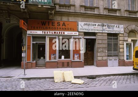 Wien, Gonzagagasse, alte Textilgeschäfte Foto Stock