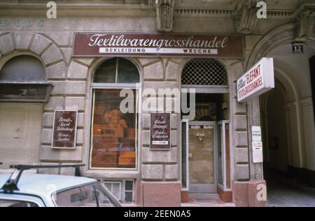 Wien, Gonzagagasse, alte Textilgeschäfte Foto Stock