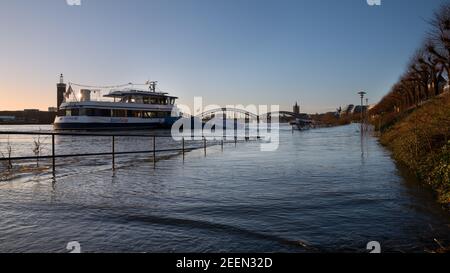 COLONIA, GERMANIA - 04 febbraio 2021: COLONIA, GERMANIA - 4 FEBBRAIO 2021: Acque alte sul fiume Reno a Colonia il 4 febbraio 2021 in Germania Foto Stock