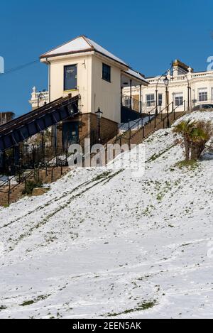 Southend Cliff Lift, Western Esplanade, Southend on Sea, Essex, attrazione storica sul lungomare del Regno Unito con neve sui Cliff Gardens da Storm Darcy Foto Stock