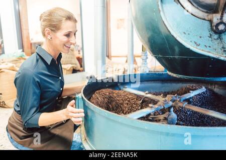 Donna arrostire il caffè Foto Stock
