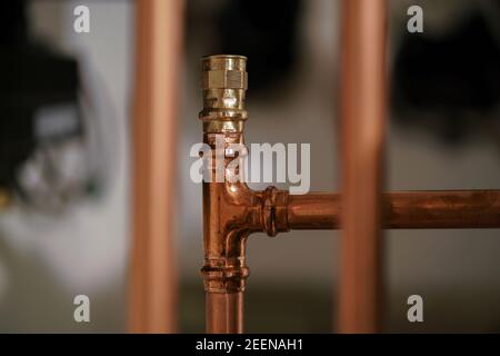 Nuovi tubi dell'acqua in rame lucido Foto Stock