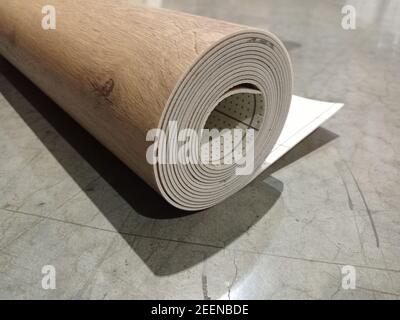 Linoleum arrotolato. Rotolo di linoleum con struttura in legno. Foto Stock