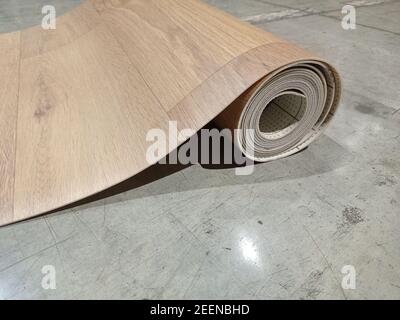 Linoleum arrotolato. Rotolo di linoleum con struttura in legno. Foto Stock