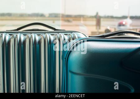 2 valigie all'aeroporto Foto Stock