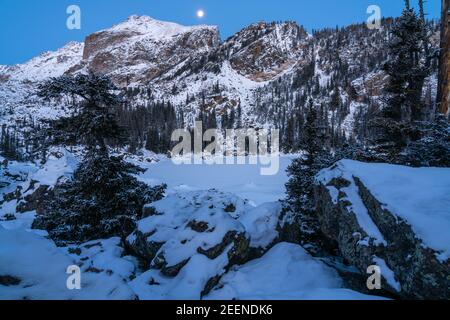 Nel backcountry del Rocky Mountain National Park, in una fredda mattina di dicembre. Foto Stock