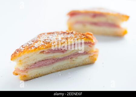 Sandwich monte cristo con vista frontale sul lampone Foto Stock